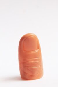 stick out like a sore thumb